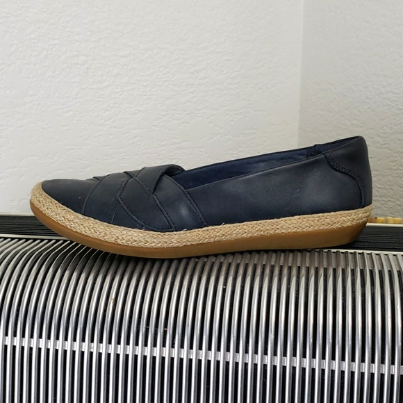COMFY CLARKS COLLECTION DANELLY NAVY BLUE LEATHER LOAFERS - Picture 2 of 5